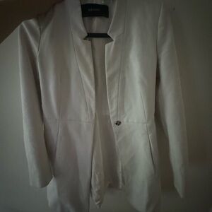 Form-fitting white blazer